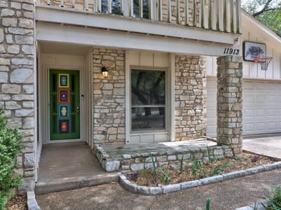 Living area at 11913 Millwright Pkwy - 4 bed 2 bath home