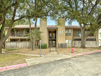 Living area at 1202 Thorpe Ln Unit #508 - 2 bed 2 bath home