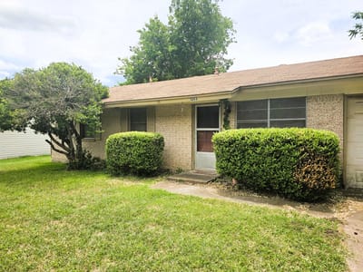 Living area at 1203 Curry Ave - 3 bed 1 bath home