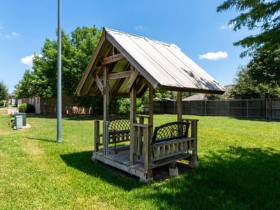 Property photo 4 at 1204 Applewood DR - 3 bed 2 bath home