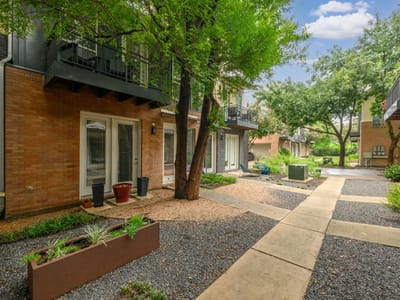 Living area at 1205 Kinney Ave Unit #H - 2 bed 2 bath home