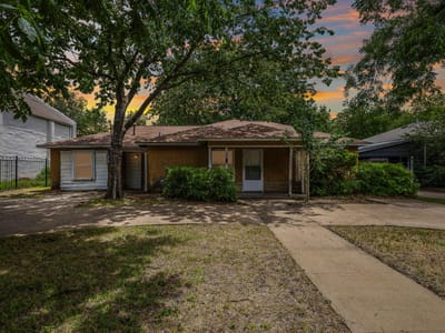 Living area at 1205 S Church ST - 3 bed 2 bath home