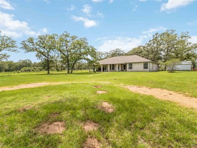 Living area at 1208 Jeddo RD - 6 bed 3 bath home