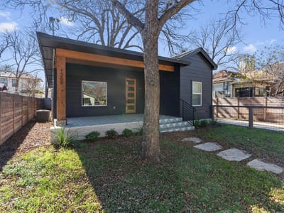 Living area at 1209 Canterbury St - 4 bed 3 bath home