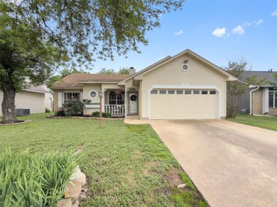 Living area at 1209 York Castle DR - 3 bed 2 bath home