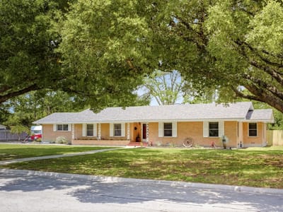 Living area at 1215 W Live Oak ST - 3 bed 2 bath home
