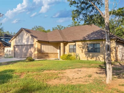 Living area at 122 N Pohakea Dr - 4 bed 2 bath home