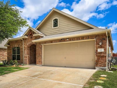 Living area at 122 Sandstone TRL - 3 bed 2 bath home