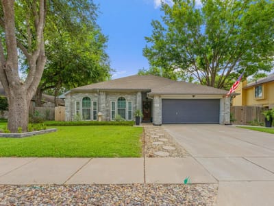 Living area at 1221 Bell Rock CIR - 3 bed 2 bath home
