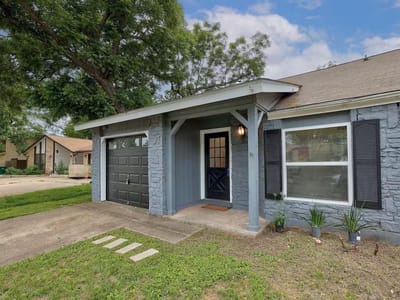 Living area at 12304 BurrRidge DR - Springswood Sec 01, Austin, TX