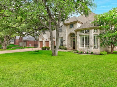 Living area at 124 Hazeltine DR - 4 bed 4 bath home