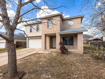 Living area at 1240 Dexford Dr - 4 bed 2 bath home