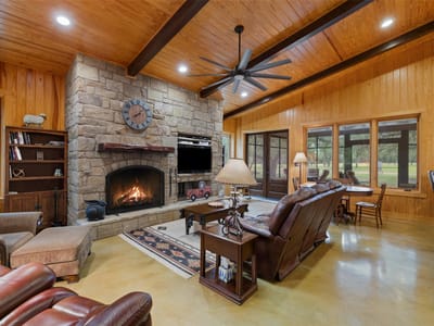 Living area at 1241 Sandy Oaks Ranch Rd - 3 bed 2 bath home