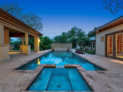 Living area at 1242 S Austin Ave - 5 bed 3 bath home