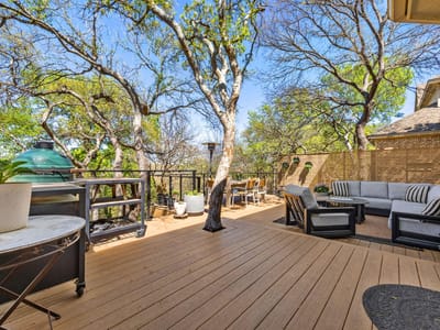Living area at 128 Las Colinas DR - 5 bed 3 bath home