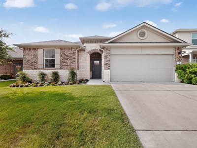 Living area at 129 Brunnen WAY - 4 bed 2 bath home