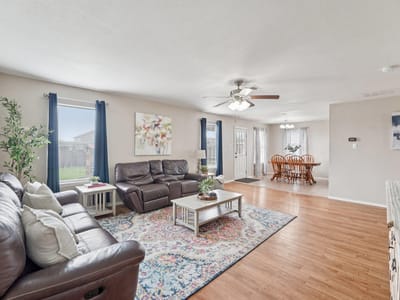 Living area at 130 Killian LOOP - 4 bed 2 bath home