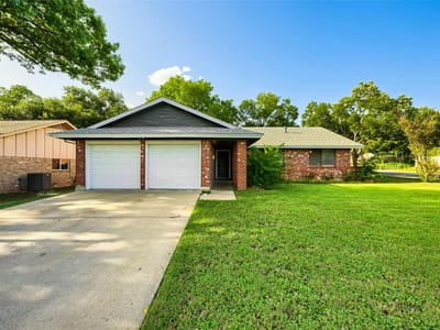 Living area at 1300 Neans DR - 3 bed 2 bath home