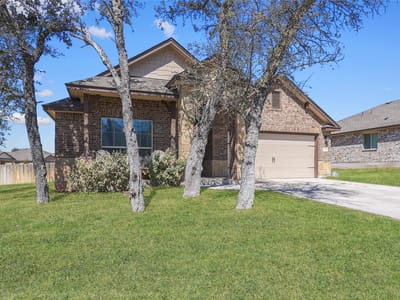 Living area at 1300 Spicewood DR - 5 bed 2 bath home
