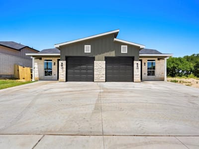 Living area at 1301 Lone Pine WAY - 3 bed 2 bath home