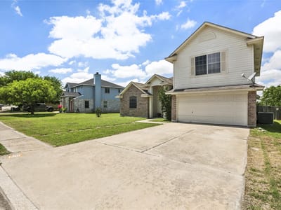 Living area at 1301 Waterfall Ave - 4 bed 2 bath home