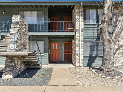 Living area at 1304 Mariposa DR Unit #104 - 1 bed 1 bath home