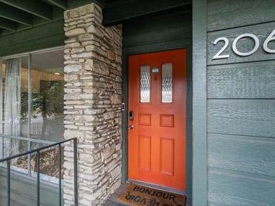 Living area at 1304 Mariposa Dr Unit #206 - 2 bed 1 bath home