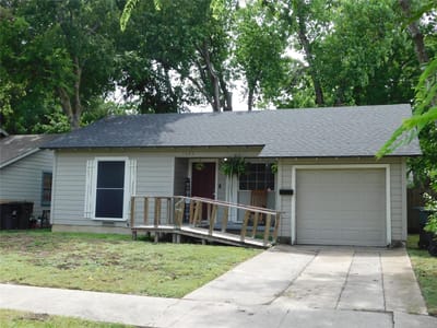 Living area at 1304 S 19th ST - 2 bed 1 bath home
