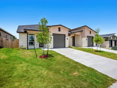 Living area at 1305 Lone Pine WAY - 3 bed 2 bath home