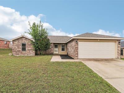 Living area at 1309 Marlee Cir - 4 bed 2 bath home