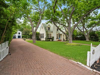 Living area at 1310 E University Ave - 8 bed 5 bath home
