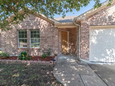 Living area at 1310 Rainbow Parke Dr - 4 bed 2 bath home