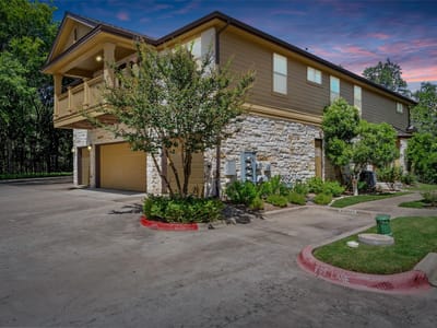 Living area at 1310 W Parmer LN Unit #2002 - 2 bed 2 bath home