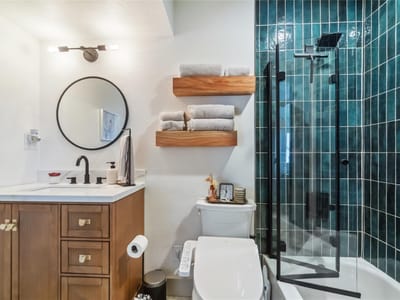 Living area at 1313 E 52nd St Unit #101 - 1 bed 1 bath home