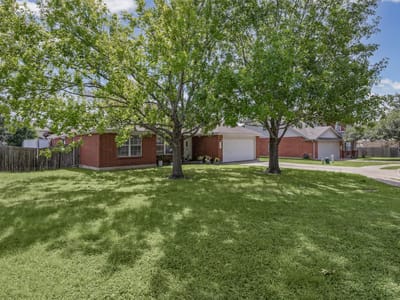 Living area at 1313 Laurelleaf DR - 3 bed 2 bath home