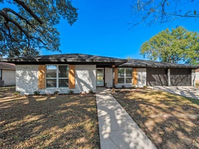 Living area at 1313 Redbud TRL - 3 bed 2 bath home