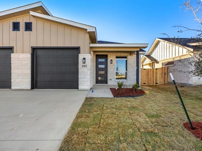 Living area at 1315 Lone Pine WAY - 3 bed 2 bath home