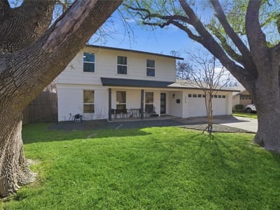 Living area at 1315 Quail Park Dr - 4 bed 2 bath home