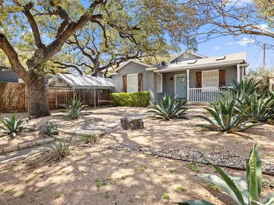 Living area at 1318 Bonham TER - 2 bed 2 bath home