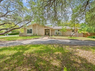 Living area at 13205 Onion Creek Dr - 5 bed 2 bath home