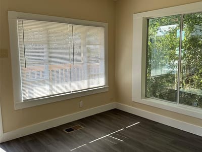 Living area at 1321 Harris Hill Rd - 2 bed 1 bath home