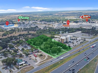 Living area at 1322 N Interstate 35 Freeway - juan m veramendi, San Marcos, TX