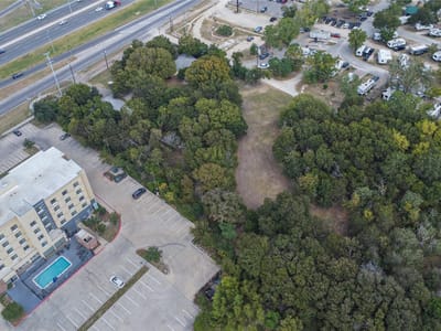 Primary bedroom at 1322 N Interstate 35 Freeway - juan m veramendi, San Marcos, TX