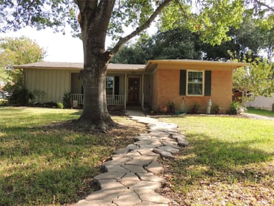 Living area at 133 Hillcrest Dr - 4 bed 3 bath home
