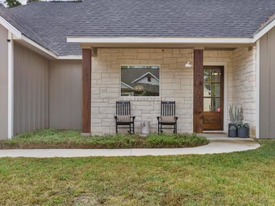 Living area at 133 Lake Point Way - 3 bed 2 bath home