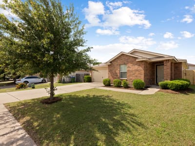 Living area at 13305 Ring DR - 3 bed 2 bath home