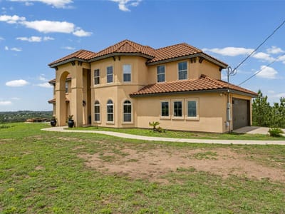 Living area at 134 River Forest DR - 5 bed 3 bath home