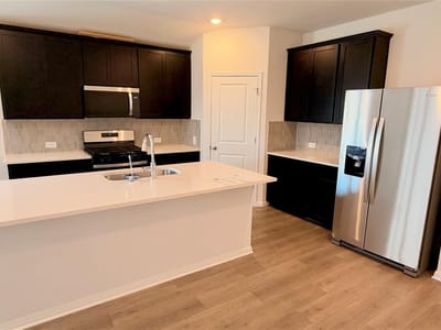 Photo 2 of 6 at 135 Coopers Hawk CRST - 3 bed 2 bath home