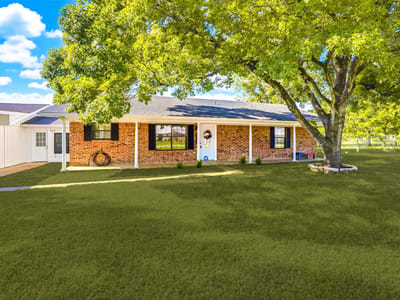 Living area at 1350 Mary Preiss DR - 4 bed 2 bath home