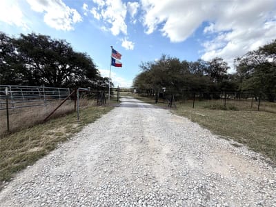 Living area at 1360 County Road 233 - N/A, Florence, TX